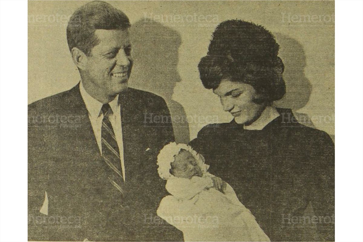 El presidente John F. Kennedy, aparece al lado de su joven esposa, la señora Jacqueline Kennedy, quien sostiene en brazos al segundo hijo de ambos John, el día que fuera bautizado. (Foto: Hemeroteca PL)