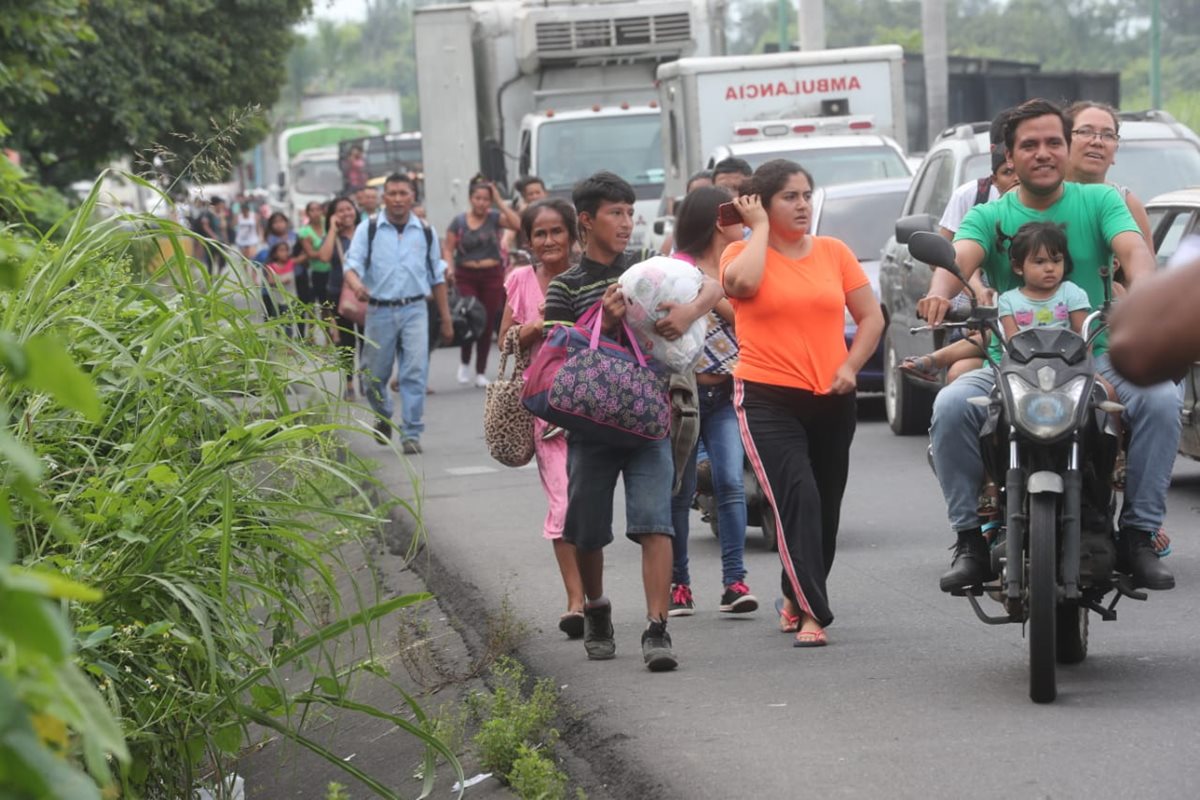 Familias evacúan ante el riesgo de más desastres por el flujo volcánico. (Foto Prensa Libre: Erick Avila)