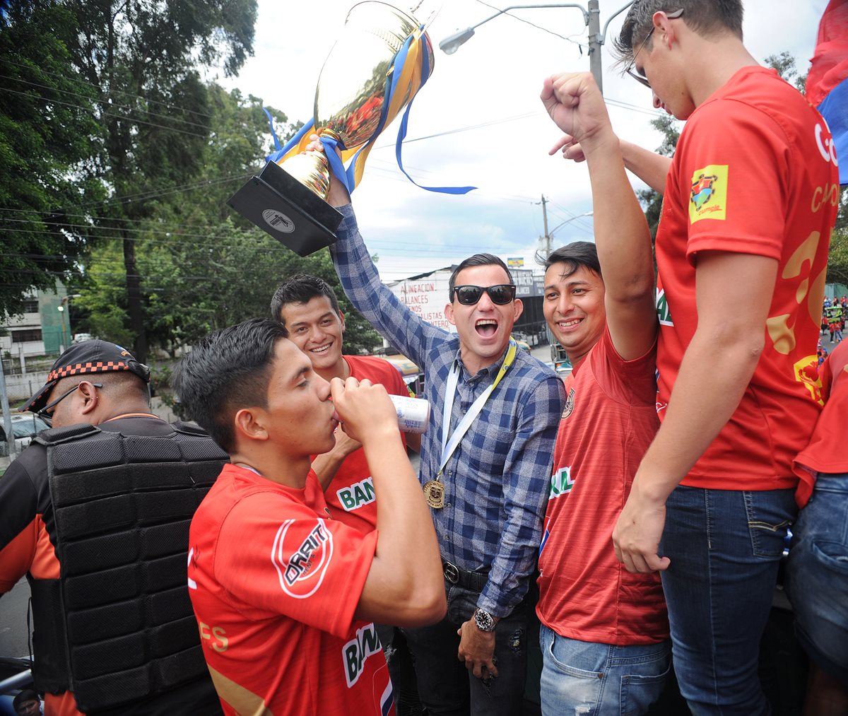 Pappa no escondió su felicidad por ser campeón con Municipal en su regreso a Guatemala. (Foto Prensa Libre: Edwin Fajardo)