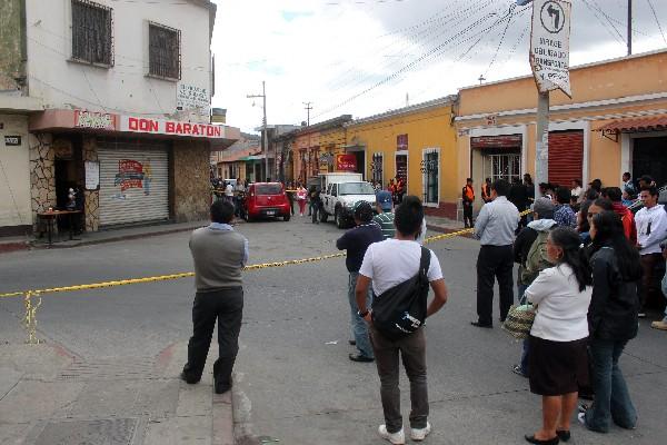 En la 12 avenida de la  zona 1, atrás de la Comisaría 41 de Xela,  mataron a balazos a Eduardo Maldonado,  quien era dueño de un restaurante.
