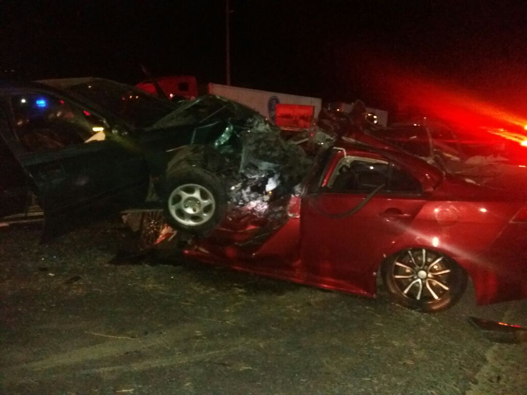 Así quedaron los dos vehículos involucrados en el accidente. (Foto Prensa Libre: Edy Paz/Bomberos Voluntarios).