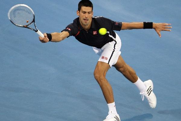 Novak Djokovic logró el título del torneo de Abu Dabi. (Foto Prensa Libre: AP)