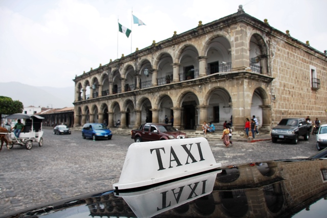 Los taxistas del parque central y del mercado municipal temen por su vida, en Antigua Guatemala, Sacatepéquez, debido a las extorsiones. (Foto Prensa Libre: Renato Melgar)
