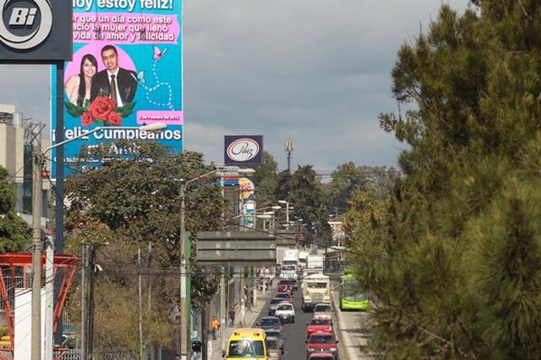Valla con dedicatoria de amor en la calzada Aguilar Batres. (Foto Prensa Libre: Estuardo Paredes)