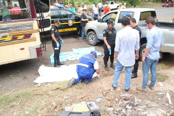 Un hombre que viajaba como pasajero fue asesinado este lunes en el interior de un bus, en Pasaco, Jutiapa. (Foto Prensa Libre: Oscar González)<br _mce_bogus="1"/>