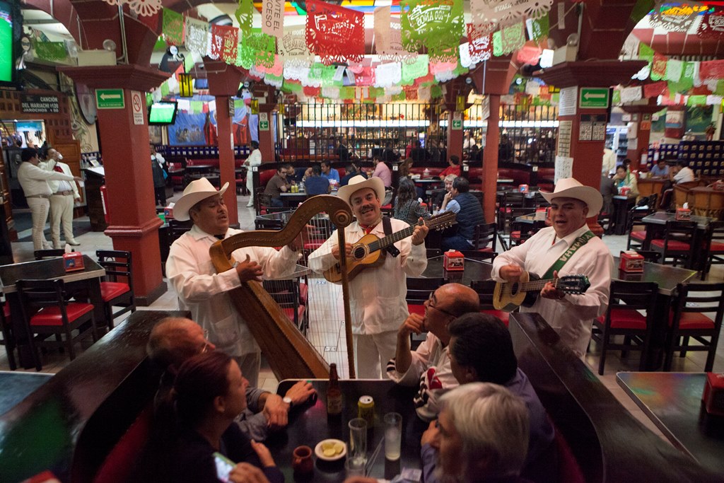 Los mariachis llevan alegría con sus melodías. (Foto Prensa Libre: AP)