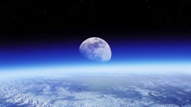La Luna vista sobre la superficie de la Tierra. (Science Photo Library)