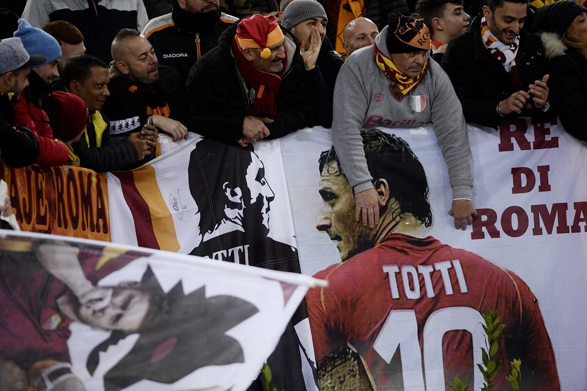 La afición de la Roma muestra su cariño y respeto por Francesco Totti. (Foto Prensa Libre: AFP).