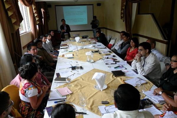 Personal de Renap es capacitado en un hotel de Panajachel. (Foto Prensa Libre: Ángel Julajuj)<br _mce_bogus="1"/>