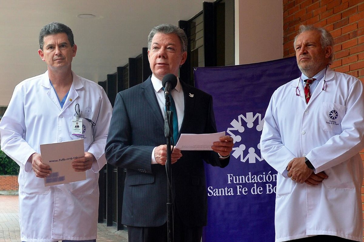 El Presidente de Colombia, Juan Manuel Santos (centro), al salir de la Clínica Fundación Santa Fe, en Bogotá. (Foto Prensa Libre: EFE).