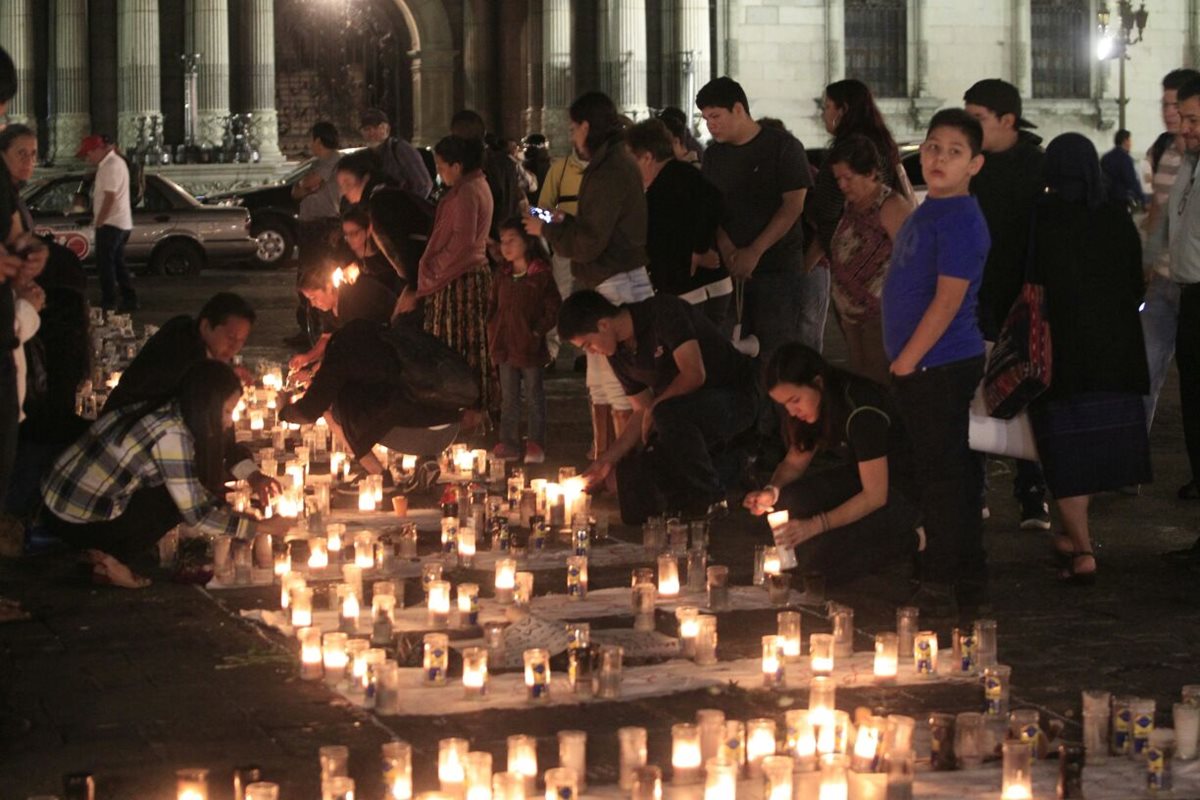 Familias se reúnen frente al Palacio Nacional para solidarizarse con la tragedia de Hogar Seguro. (Foto: Carlos Hernández)