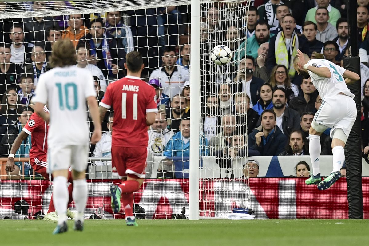 Benzema cabecea y anota el 1-1 para el Real Madrid.
