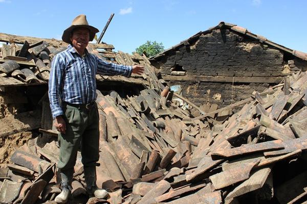 Un vecino muestra su techo desplomado en Totonicapán. (Foto Prensa Libre: Edgar Dominguez)