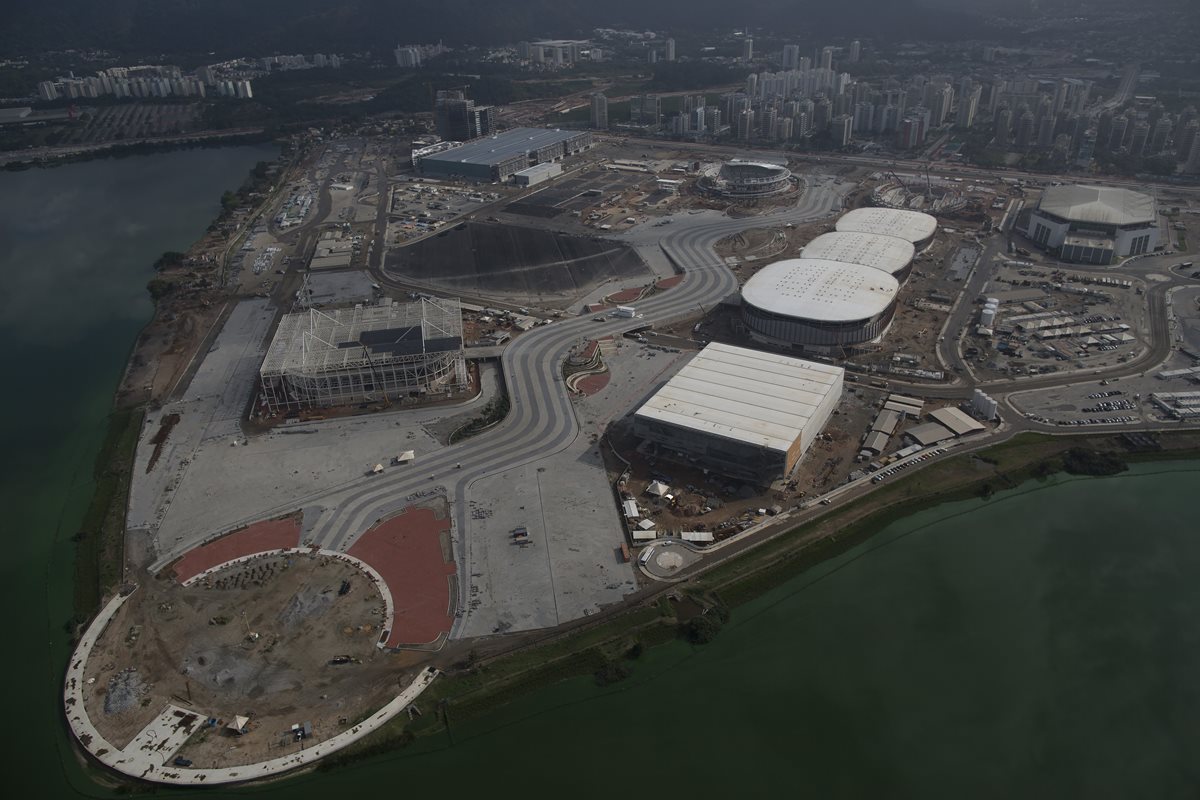 La construcción de las instalaciones deportivas para Río 2016 continúan, pero algunas son motivo de sospechas de corrupción. (Foto Prensa Libre: AP).