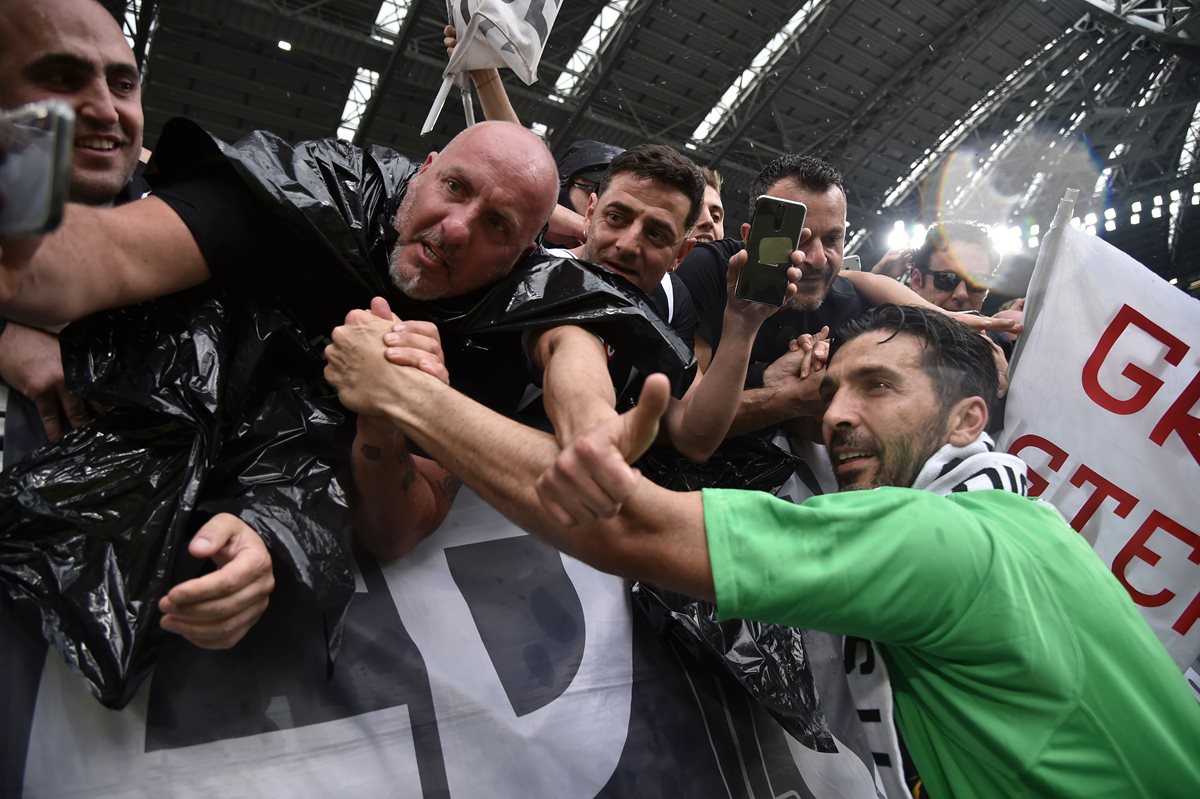 Nadie se quería perder del último adiós de “Giggi” de la Juventus. (Foto Prensa Libre: AFP)