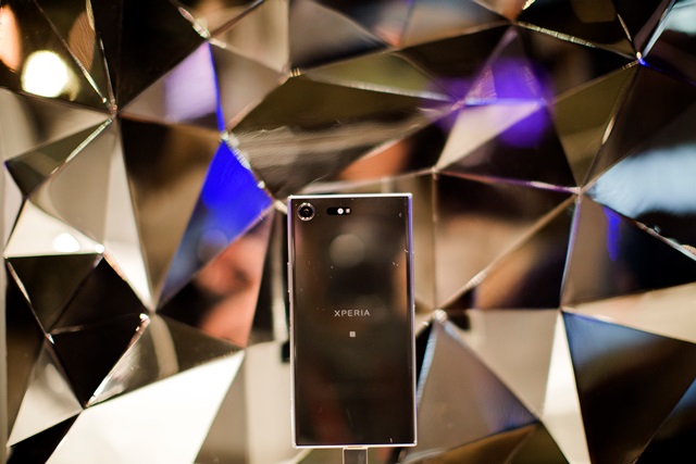 El XZ es el smartphone más "premium" de Sony presentado en el MWC. Es un Android con pantalla 4K de 5.5 pulgadas. Este graba video en cámara lenta de hasta 960 fps. (Foto Prensa Libre: AP).