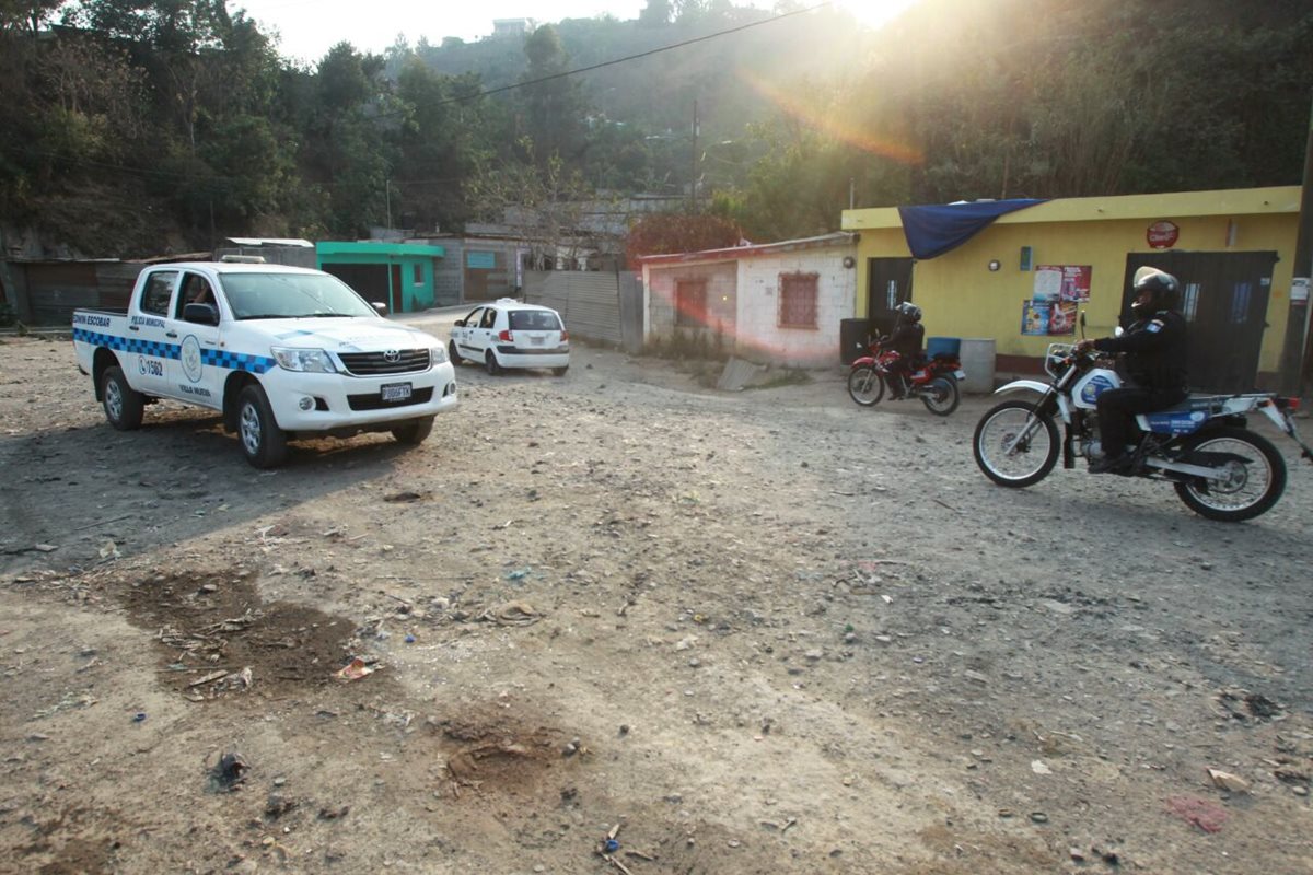 Un ataque armado en el asentamiento Mártires del Pueblo, zona 4 de Villa Nueva dejó un muerto y un herido. (Foto Prensa Libre: Estuardo Paredes)