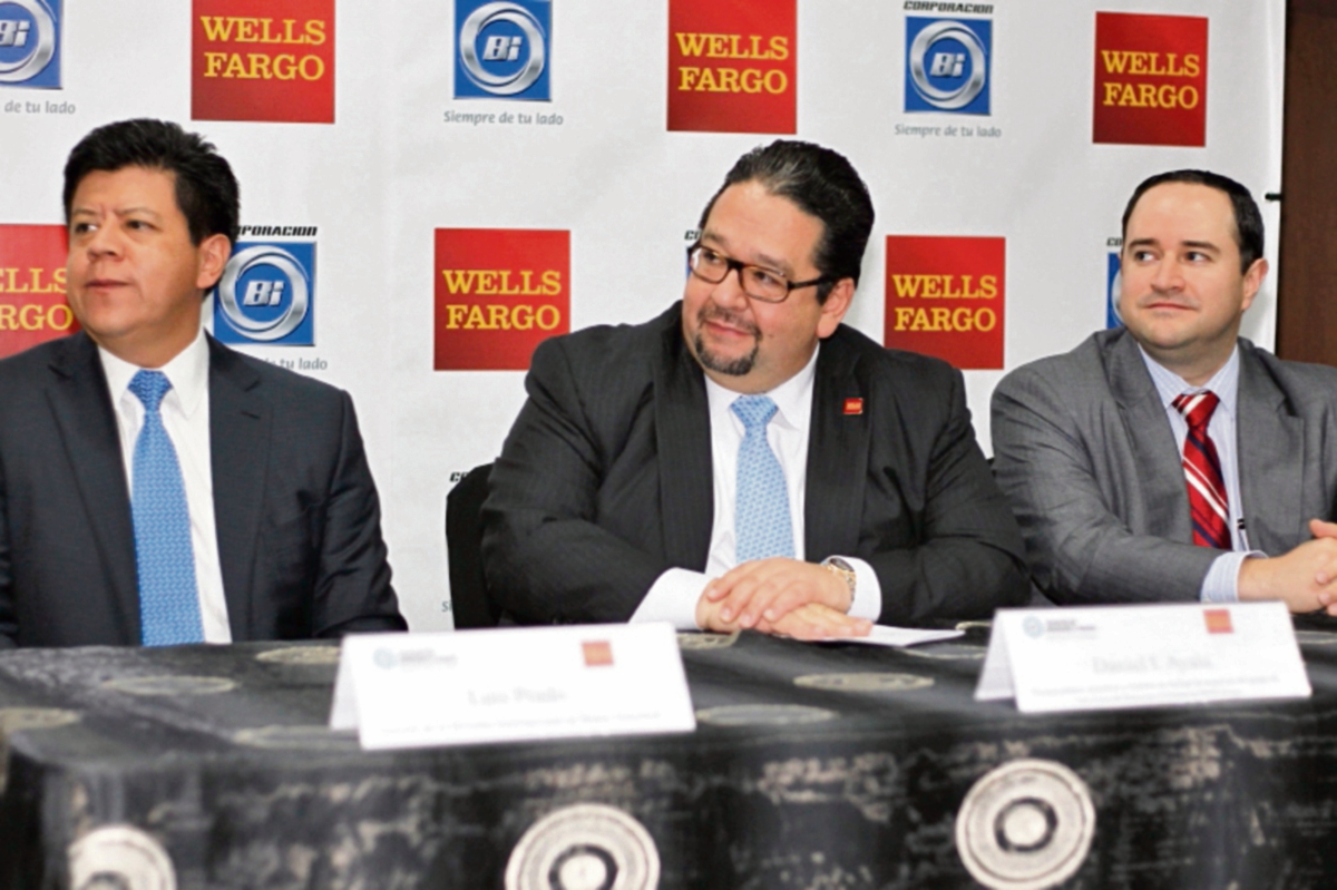 Daniel Ayala (centro) comentó que los guatemaltecos envían hasta 8 remesas al año. (Foto Prensa Libre: Paulo Raquec)
