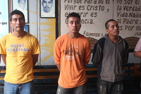 Los tres sindicados de la muerte de una persona permanecen en la Comisaría 23, en Chiquimula. (Foto Prensa Libre: Edwin Paxtor) <br _mce_bogus="1"/>