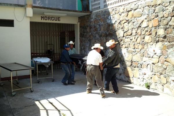 Familiares retiran de la morgue el ataúd que contiene los restos de Natanael Marcos, quien murió baleado en la aldea Palo Verde, Jalapa. (Foto Prensa Libre: Hugo Oliva)