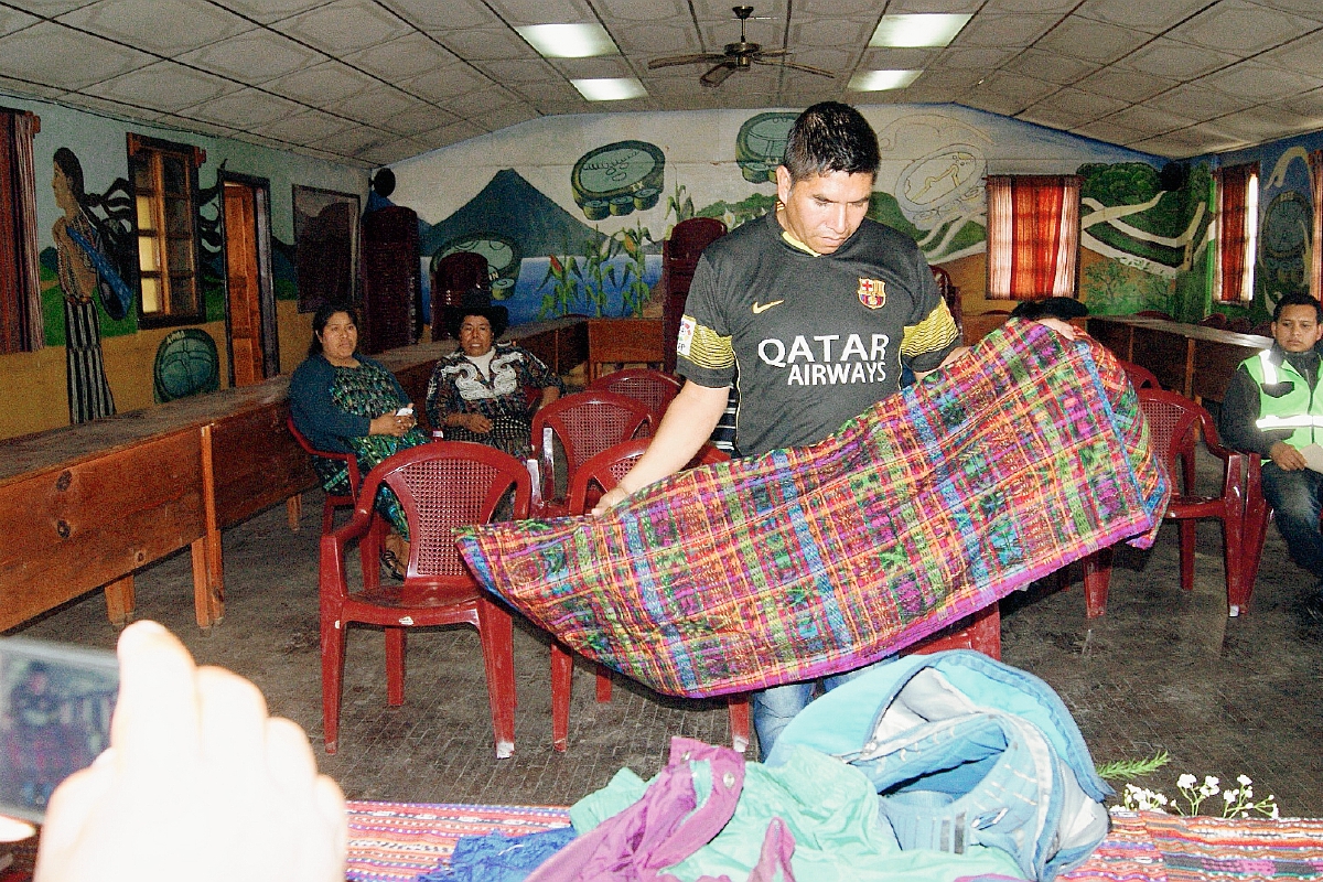 Pacífico Velásquez Mendoza entregó los trajes típicos que habría robado en un mercado de Sololá. (Foto Prensa Libre: Édgar Sáenz)