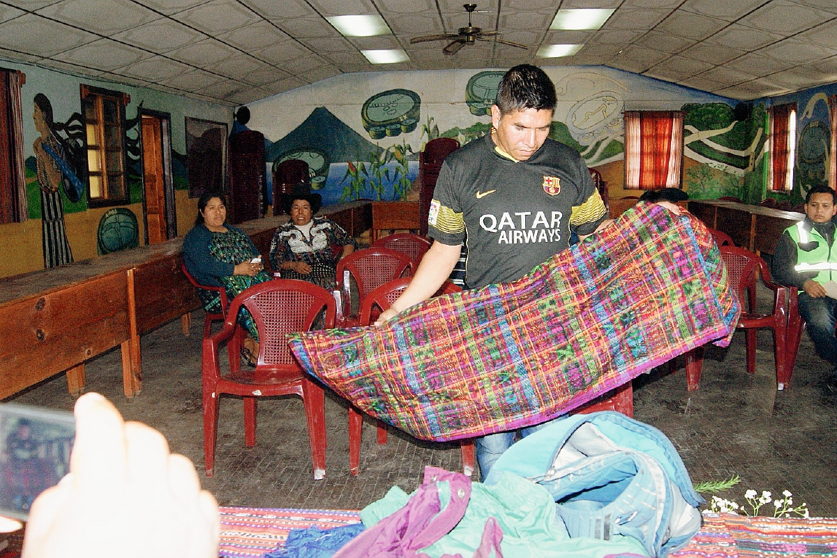 Pacífico Velásquez Mendoza entregó los trajes típicos que habría robado en un mercado de Sololá. (Foto Prensa Libre: Édgar Sáenz)