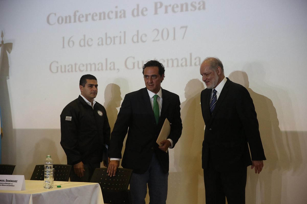 El jefe de la Agencia de Investigación Criminal de la PGR, Omar Gardía Harfuch, Alberto Elías Beltrán (d), y Ángel Domínguez de la Embajada de México en Guatemala. (Foto Prensa Libre: EFE)