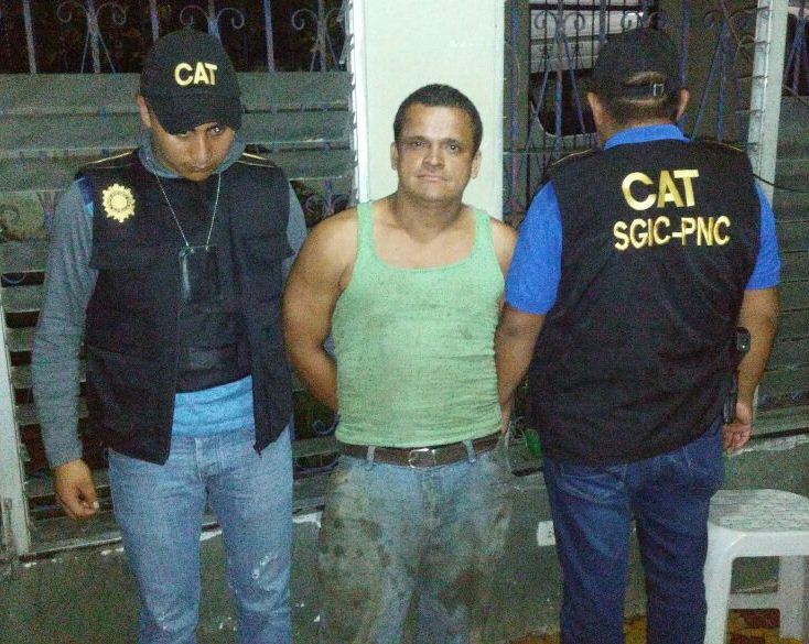 Agentes de CAT-PNC custodian a Welder Dario Morente Dubón, quien es buscado por el FBI. (Foto Prensa Libre: Cortesía PNC)