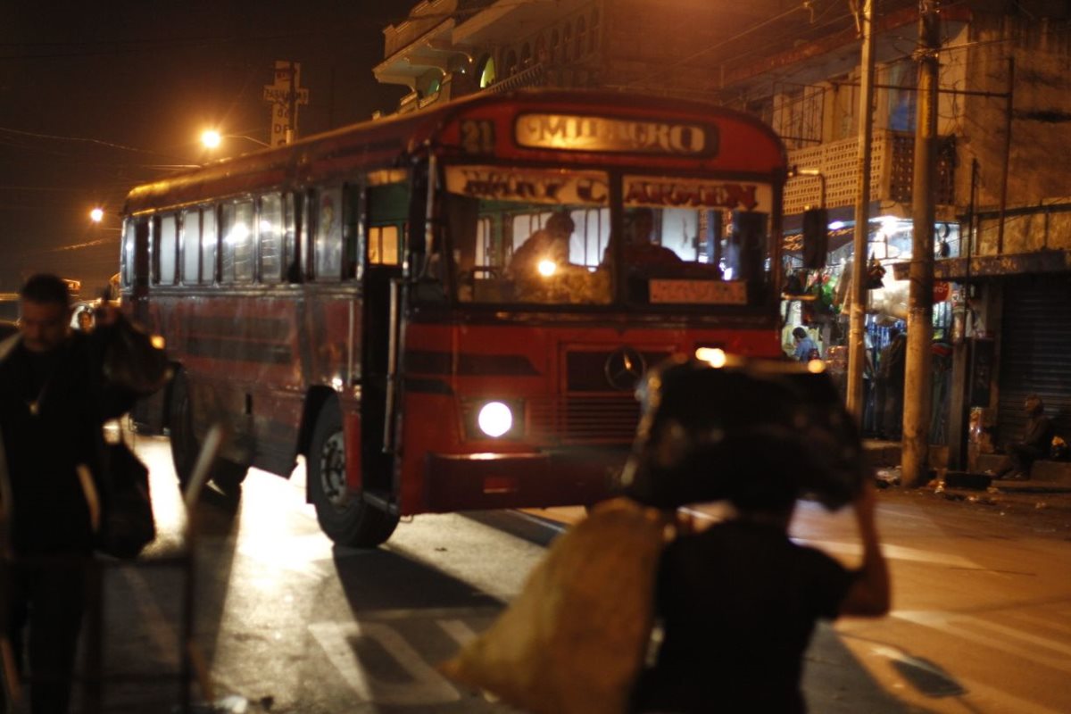 Nuevo paro de buses en El Milagro afecta a cientos de usuarios. (Foto Prensa Libre: Paulo Raquec)