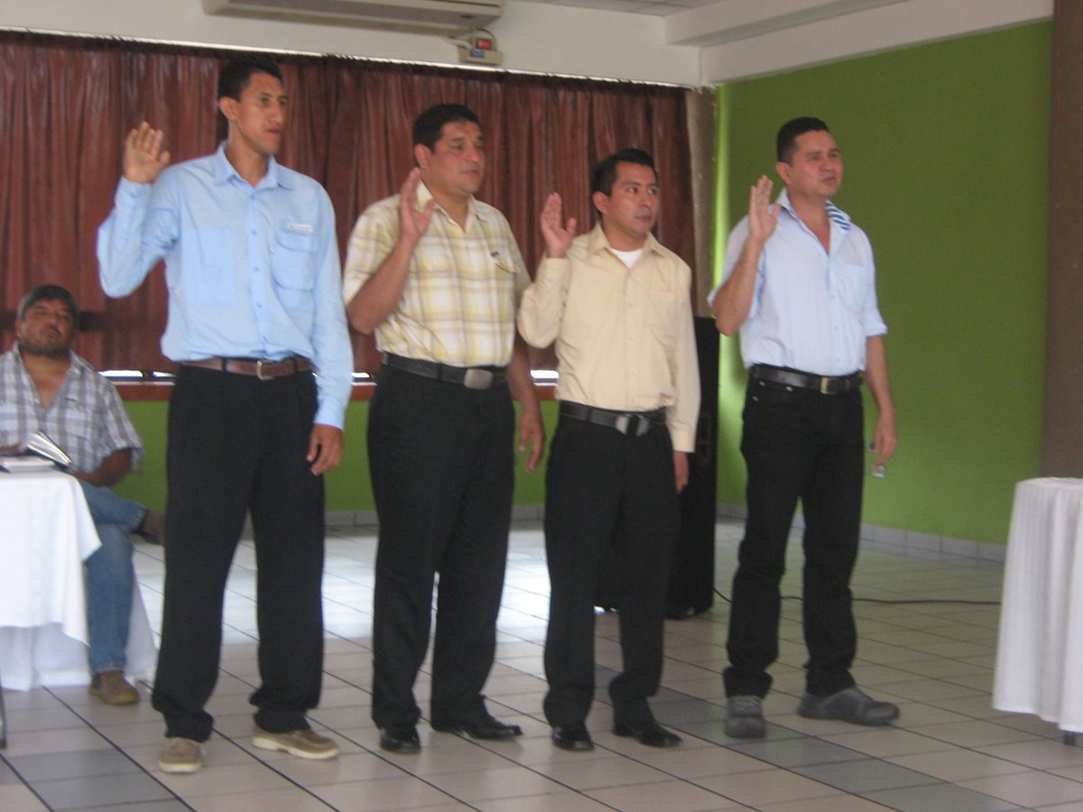 Cuatro integrantes de la JEM de San Francisco Zapotitlán, Suchitepéquez, son juramentados. (Foto Prensa Libre: Melvin Popá)