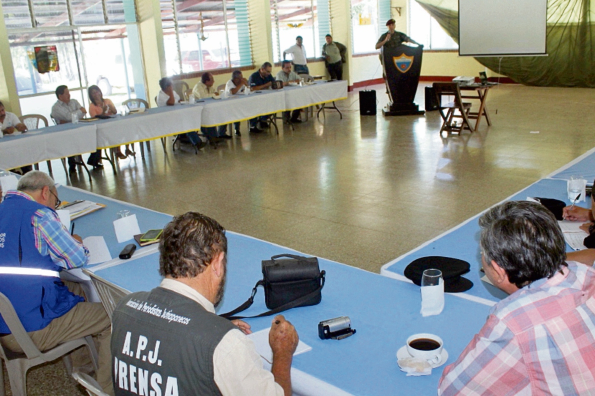 Autoridades hablan acerca del problema en la cárcel de Jutiapa. (Foto Prensa Libre: Óscar González