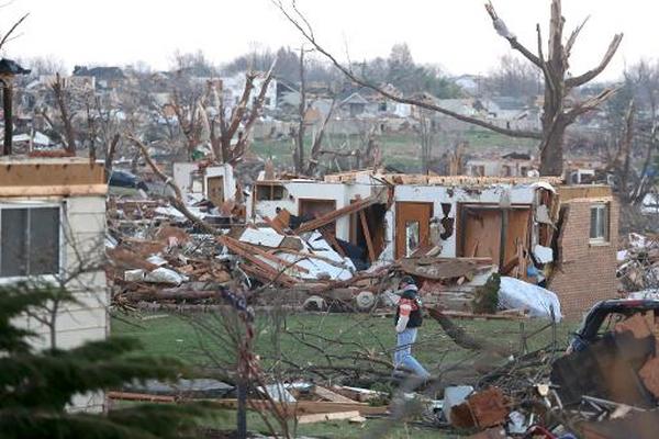 Casas situadas a lo largo de una carretera en Washington, destrozadas por el paso de un tornado. (Foto Prensa Libre: AFP).