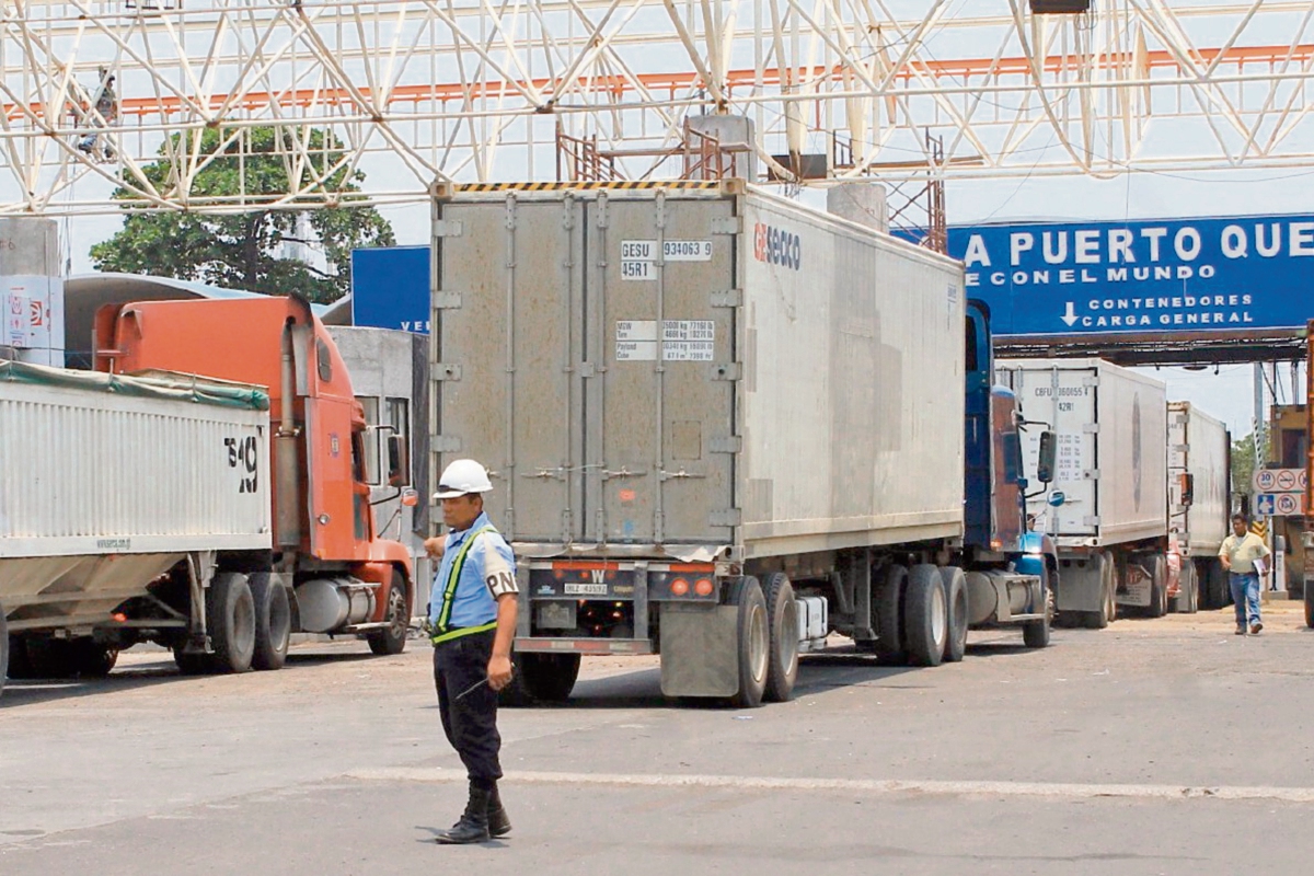 Los furgones deben hacer fila durante largas horas, antes de salir de la aduana en puerto Quetzal.