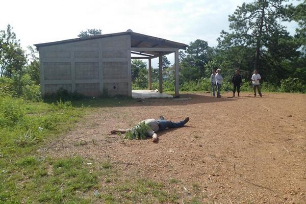 Cuerpo de Chinchilla Escamilla se halla tirado en el suelo en la aldea Tontoles, Chiquimula. (Foto Prensa Libre: Edwin Paxtor)<br _mce_bogus="1"/>