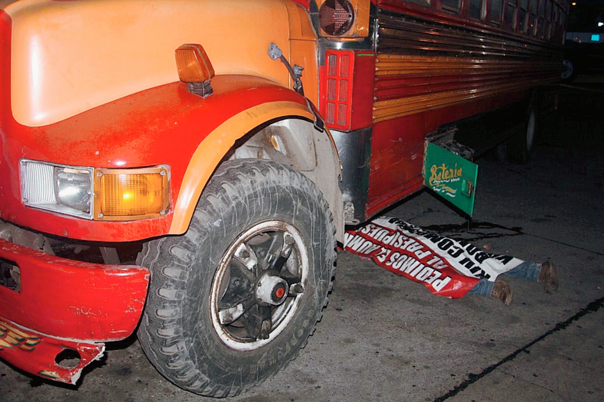 Llantas de autobús pasan encima del piloto Wilson Véliz, en la ciudad de Escuintla. (Foto Prensa Libre: Melvin Sandoval)