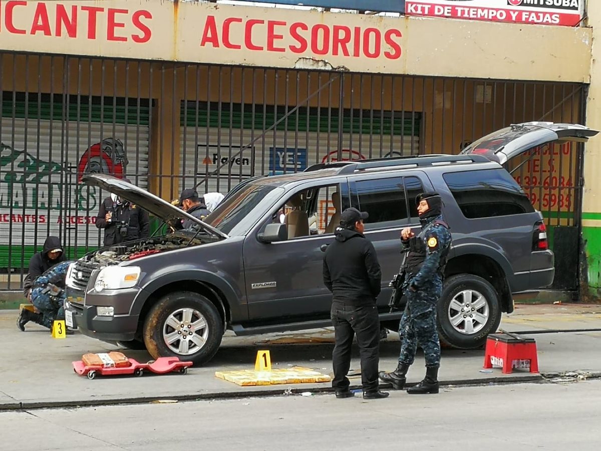 Operativo policial en el km 54 de la Ruta Interamericana, Chimaltenango, donde hallaron droga. (Foto Prensa Libre:)