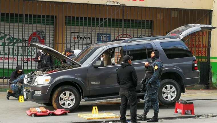 Operativo policial en el km 54 de la Ruta Interamericana, Chimaltenango, donde hallaron droga. (Foto Prensa Libre:)