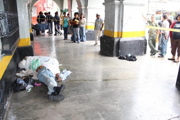 El indigente falleció por hipotermia y su cuerpo quedó en un corredor de la Comisaría Departamental de la Policía Nacional Civil de Jutiapa. (Foto Prensa Libre: Oscar González)<br _mce_bogus="1"/>