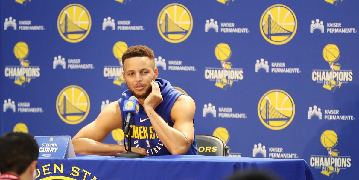 Stephen Curry es la principal figura de los Warriors y una de las razones por las que Trump retiró la invitación de visitar la Casa Blanca. (Foto Prensa Libre: EFE)