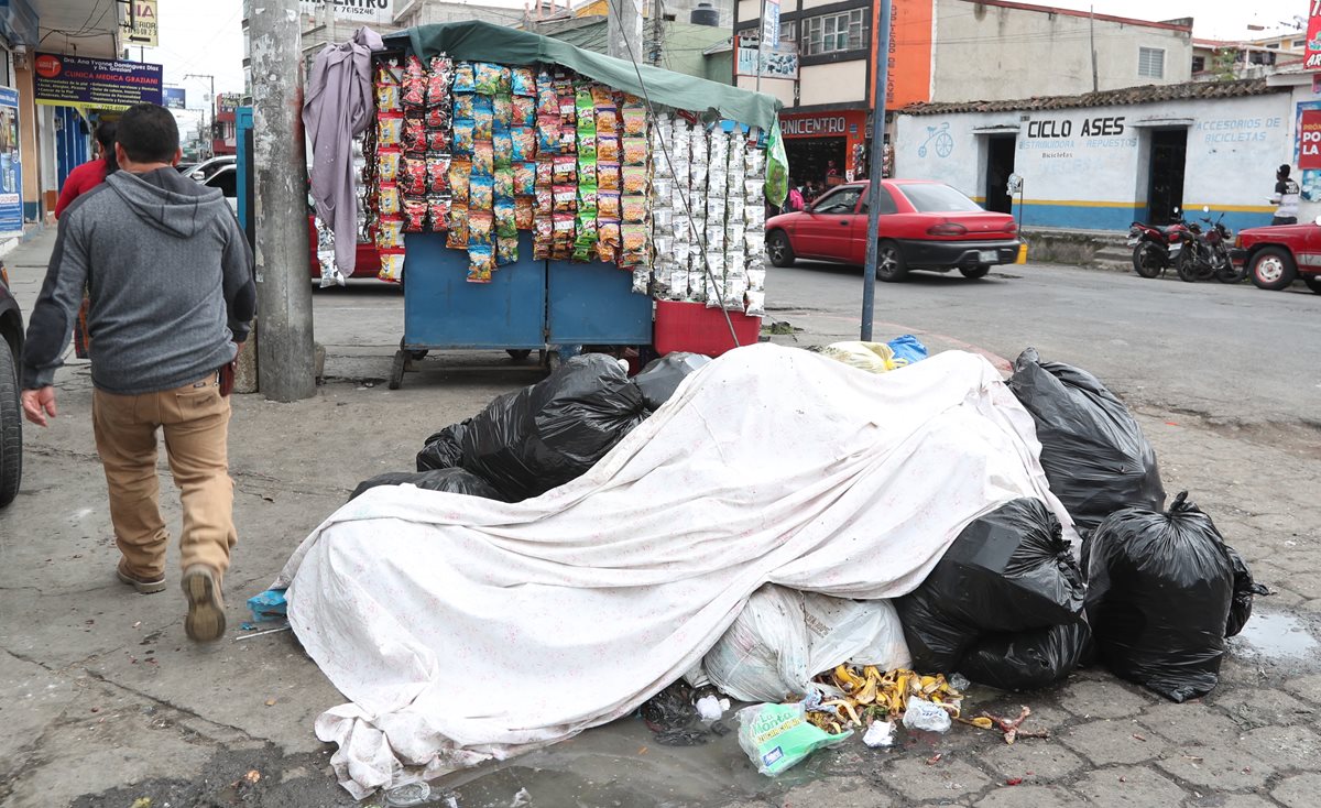Comerciantes rechazan aumento por extracción de basura en los mercados. (Foto Prensa Libre: Fred Rivera)