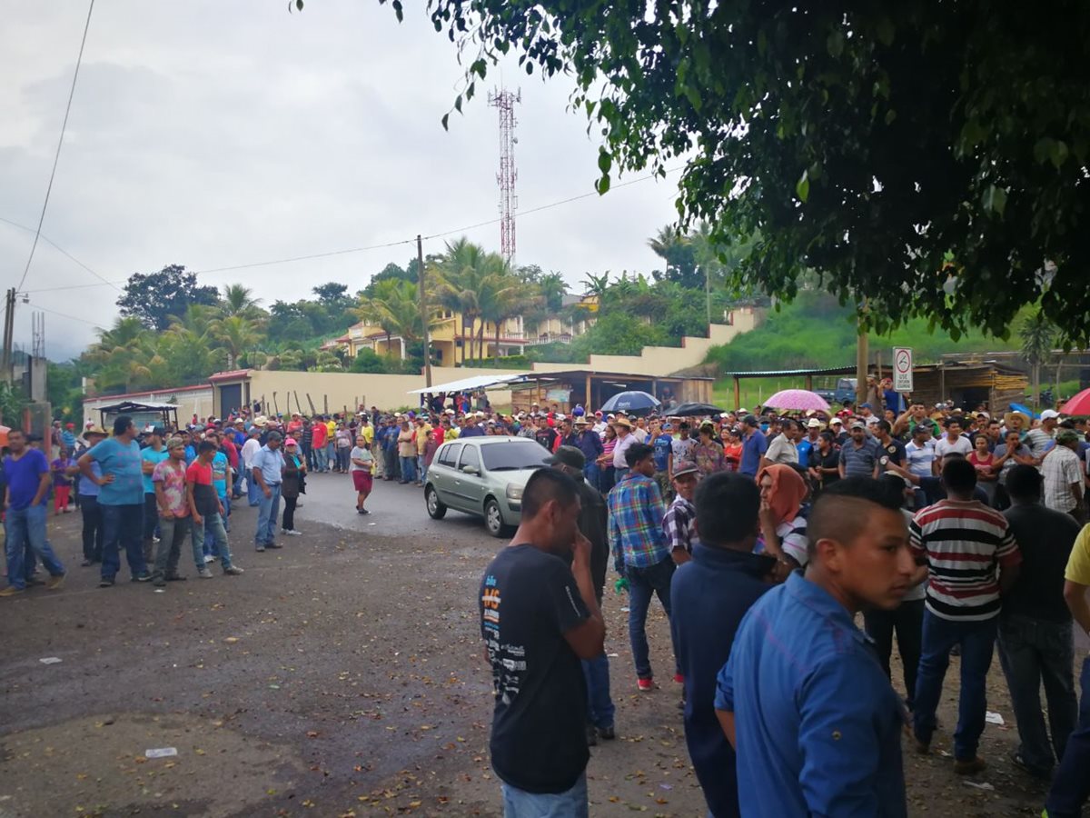 Pobladores habían bloqueado el paso de los vehículos de la mina, ya que aseguran es la causante de los sismos. (Foto Prensa Libre: José Manuel Patzán)