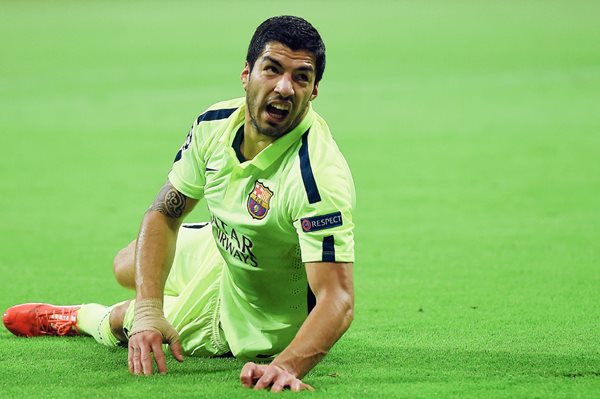 Luis Suárez sufrió por fuertes entradas en el juego frente al Bayern Múnich. (Foto Prensa Libre: AFP)
