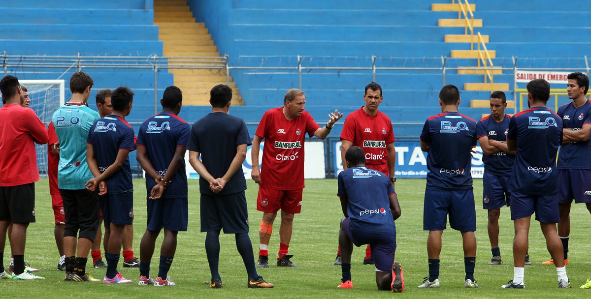El extimonel argentino de Municipal, Enzo Trossero, arribará mañana a Guatemala, para compartir sus múltiples vivencias en el futbol (Foto Prensa Libre: Edwin Fajardo)