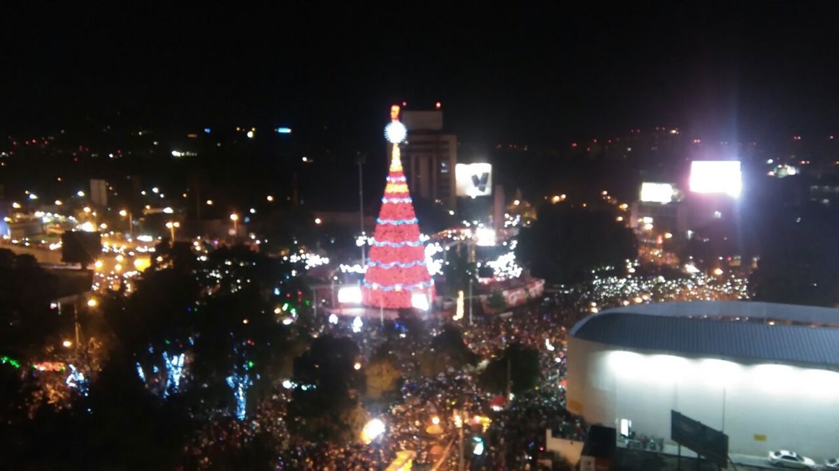 Cervecería Centroamericana enciende su tradicional Árbol Gallo con lo que comienza la temporada navideña. (Foto Prensa Libre: Estuardo Paredes)