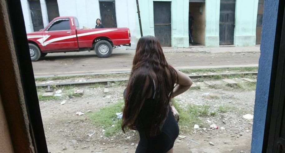 Una sexoservidora espera en la puerta de un cuarto donde trabaja en el lugar conocido como la línea. (Foto Prensa Libre: Archivo)