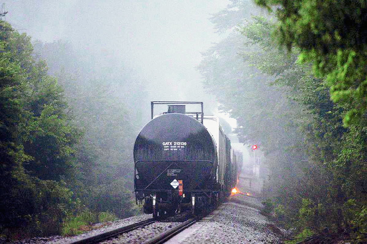 Las llamas se observan en el tren que transportaba productos tóxicos inflamables y que se descarriló en una zona boscosa de Tennessee, EE. UU. (Foto Prensa Libre: AP).