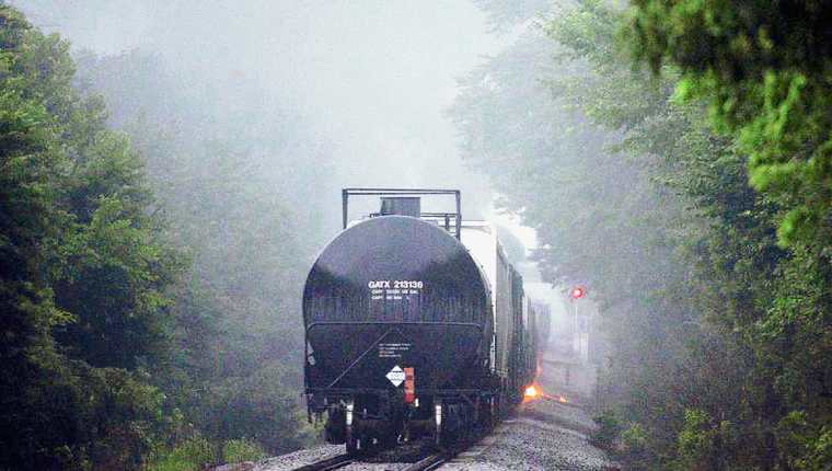 Las llamas se observan en el tren que transportaba productos tóxicos inflamables y que se descarriló en una zona boscosa de Tennessee, EE. UU. (Foto Prensa Libre: AP).