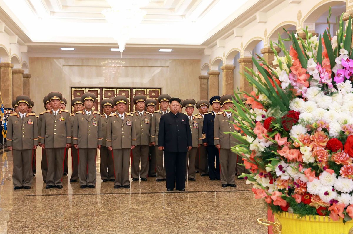 <em>El líder norcoreano, Kim Jong-un, (vestido de negro al frente) ordenó que las tropas presentes en la frontera estén en estado de alerta y listas para el combate. (Foto Prensa Libre: AFP).</em>