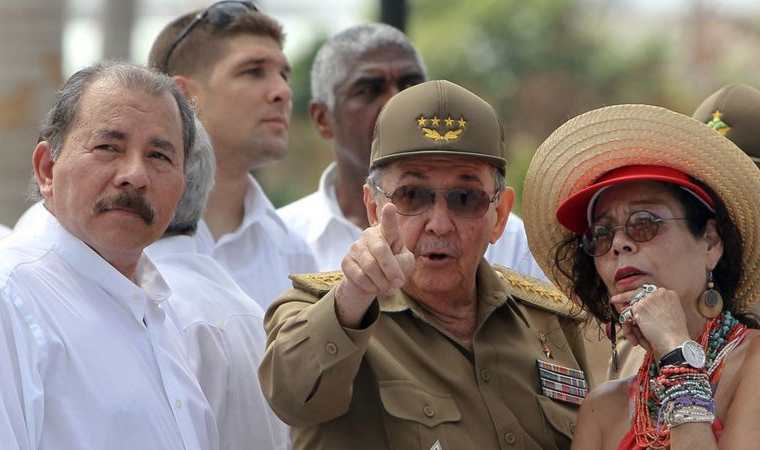 Ortega y Murillo junto a Raúl Castro. AFP