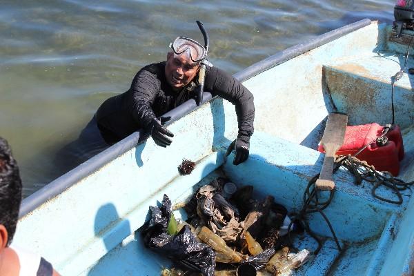 buzo saca basura, durante la jornada de limpieza en la Bahía de Amatique, Puerto Barrios.